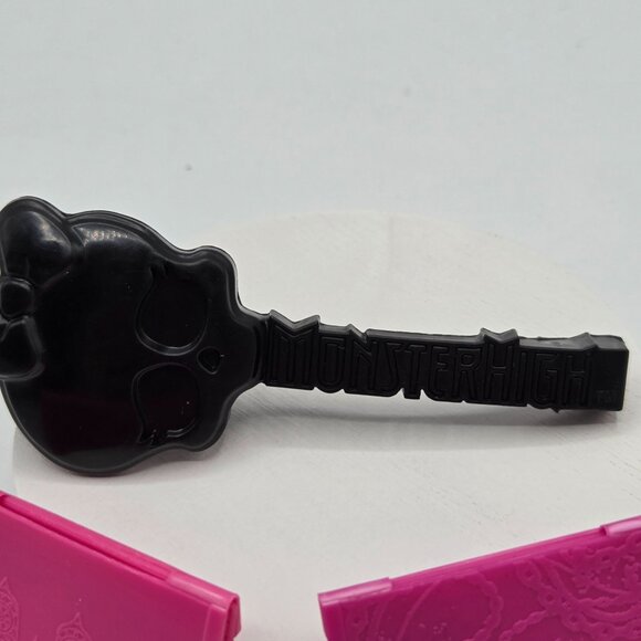 Monster High Doll Accessories Set: Draculaura & Spectra Vondergeist Picture Day - Picture 5 of 6